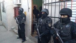 Los uniformados tras irrumpir en la propiedad encontraron un arma de fuego.&nbsp;