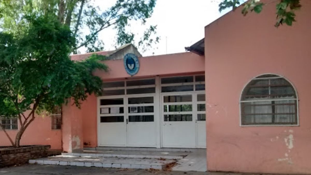 Un hombre demorado por sacar fotos con su celular en el box de votación