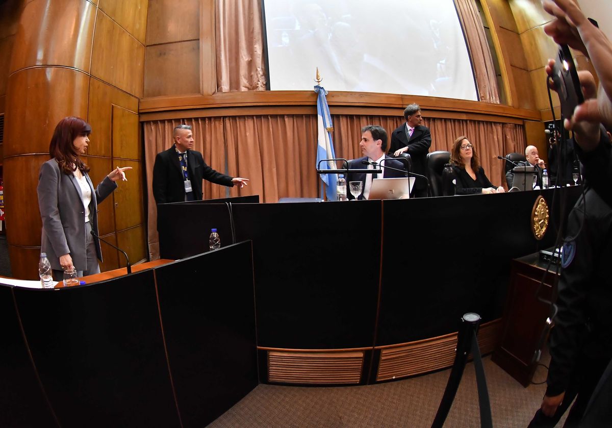 Un pedido del abogado de la acusada en la causa por intento de asesinato a la ex vicepresidenta intentó poner en duda si el atentado se puede tipificar como un hecho de violencia de género.