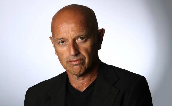 Marcelo Larraquy es autor y escritor, periodista e historiador (UBA).