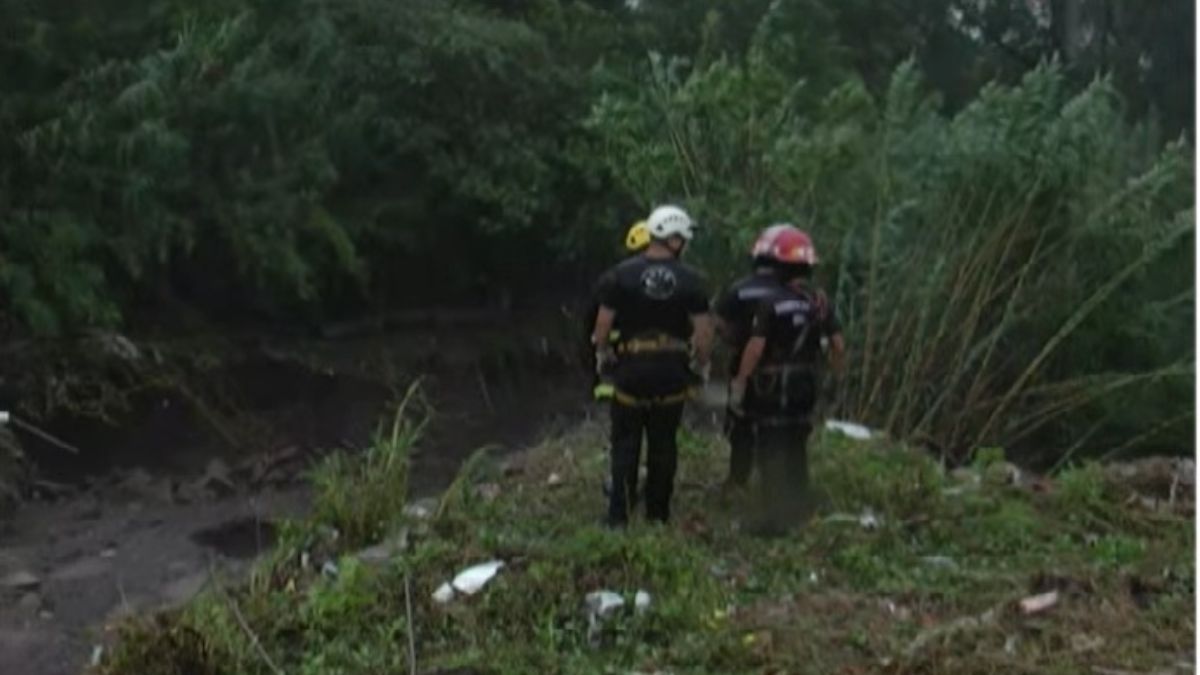 Operativo por la familia arrastrada por el agua en Paraná tras el desborde del arroyo.