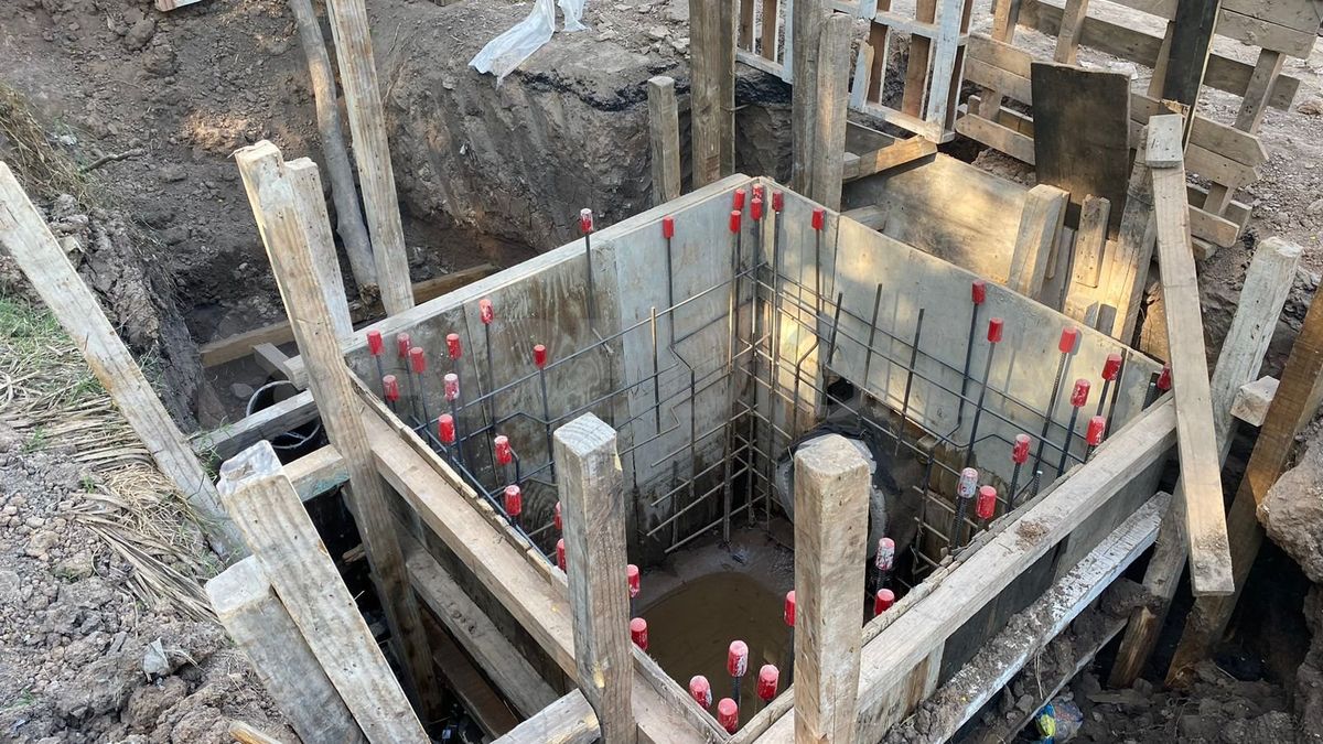 La maquinaria de la empresa que realiza la obra de desagüe rompió un caño troncal, el viernes por la mañana.