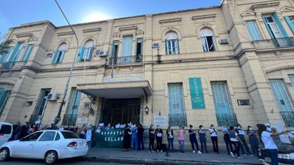 Trabajadores de salud realizaron abrazos simbólicos en el Hospital Cullen y en el Vera Candioti