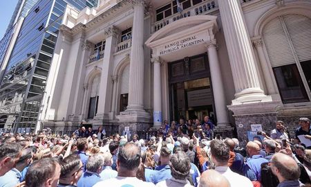 Empleados nucleados a La Bancaria se manifestaron en contra de Javier Milei. Empleados nucleados a La Bancaria se manifestaron en contra de Javier Milei.