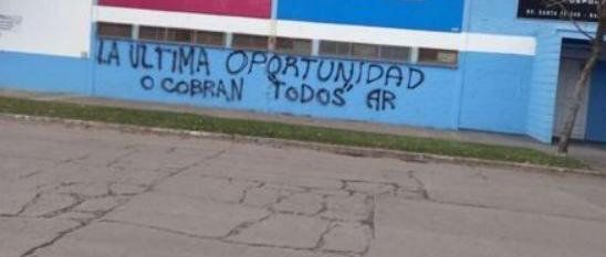 Las pintadas en la fachada del club Atl&eacute;tico de Rafaela aparecieron en las primeras horas de este s&aacute;bado.