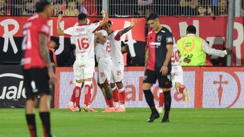 Unión ganó 1 a 0 en Rosario, quedó puntero de la zona B y hundió a Newells