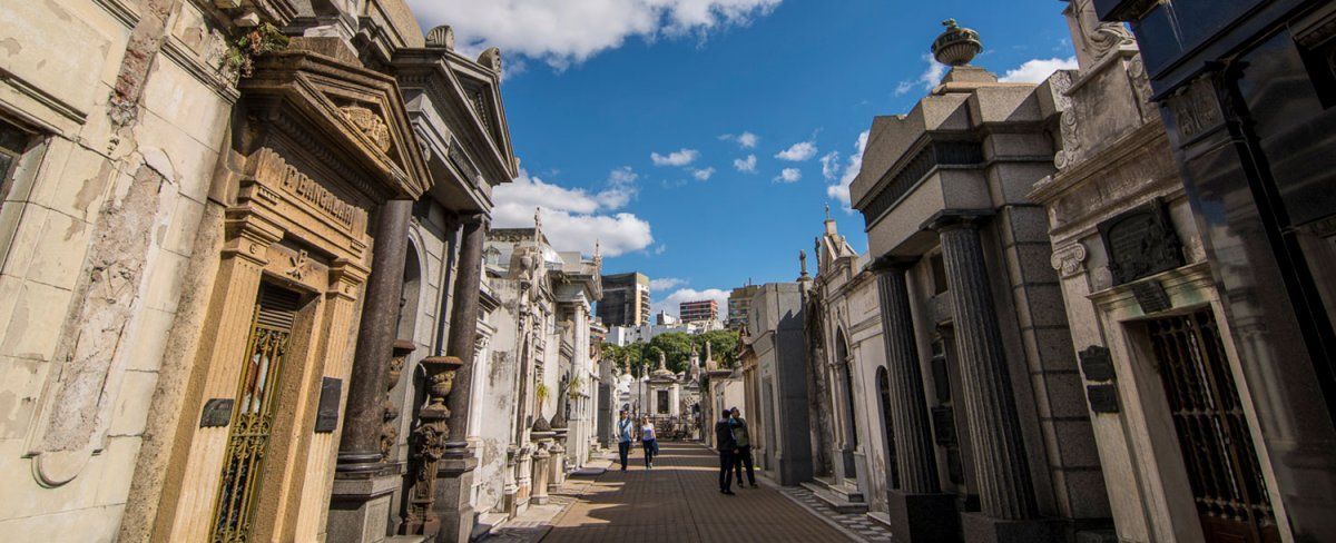 El cementerio de la Recoleta oculta increíbles mitos, entre ellos el de la misteriosa Dama de Blanco.
