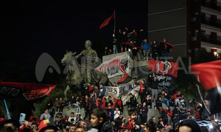 Los hinchas de Colón coparon la Costanera para festejar el aniversario del título de campeón. Los hinchas de Colón coparon la Costanera para festejar el aniversario del título de campeón.