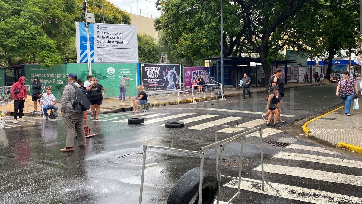 Cortaron el tránsito en la esquina de Mendoza y San Jerónimo, a modo de protesta.