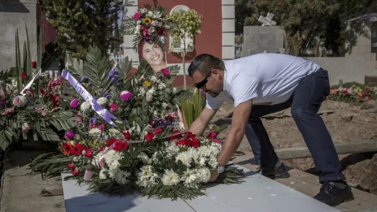 La violó, la asesinó y fue a la sepultura con remera y una frase indignante