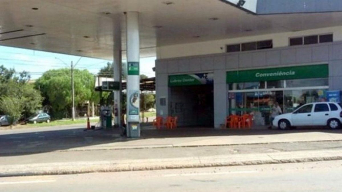 Viajaba hacia Brasil y se olvidó a su esposa en una estación de servicio