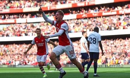 Arsenal se lució ante Tottenham, lo derrotó 3-1 y se quedó con el partido estelar de la sexta fecha de la Premier League. Arsenal se lució ante Tottenham, lo derrotó 3-1 y se quedó con el partido estelar de la sexta fecha de la Premier League.