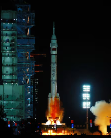 China envía un astronauta al espacio para un año en su camino a la Luna. China envía un astronauta al espacio para un año en su camino a la Luna.
