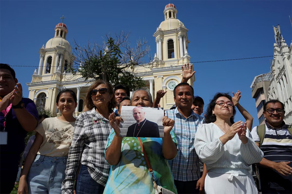 Los habitantes de Chiclayo eufóricos frente a la Catedral de Santa María en Chiclayo