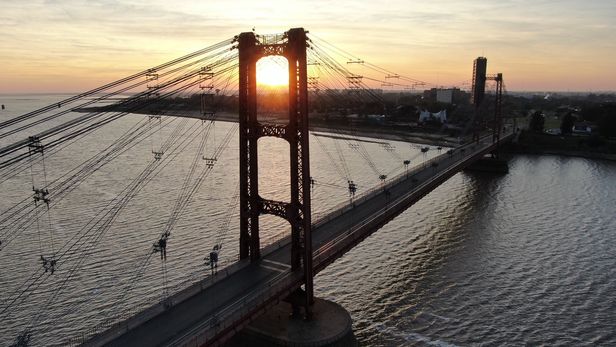 El Puente Colgante lucirá distinto con el nuevo sistema de iluminación. El Puente Colgante lucirá distinto con el nuevo sistema de iluminación.