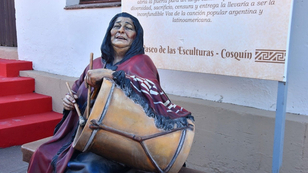 El Paseo de las Estatuas es un homenaje que se realizó para los grandes músicos argentinos. El Paseo de las Estatuas es un homenaje que se realizó para los grandes músicos argentinos.