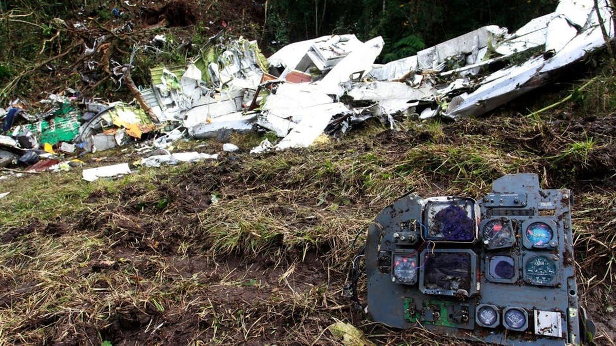 El impacto contra el Cerro Gordo fue tan violento, que el avión de LaMia prácticamente se desintegró. En primer plano, aparece parte del tablero de instrumentos del cockpit, lejos de los restos de la aeronave. De las 77 personas que iban a bordo (entre tripulación y pasajeros), murieron 71.