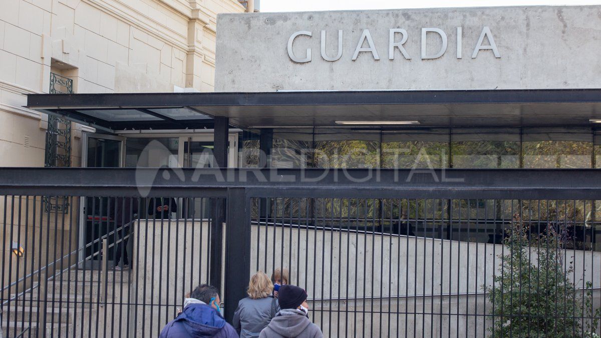 Un policía perdió un ojo y otros cuatro resultaron heridos tras ser agredidos cuando desactivaban un evento  multitudinario