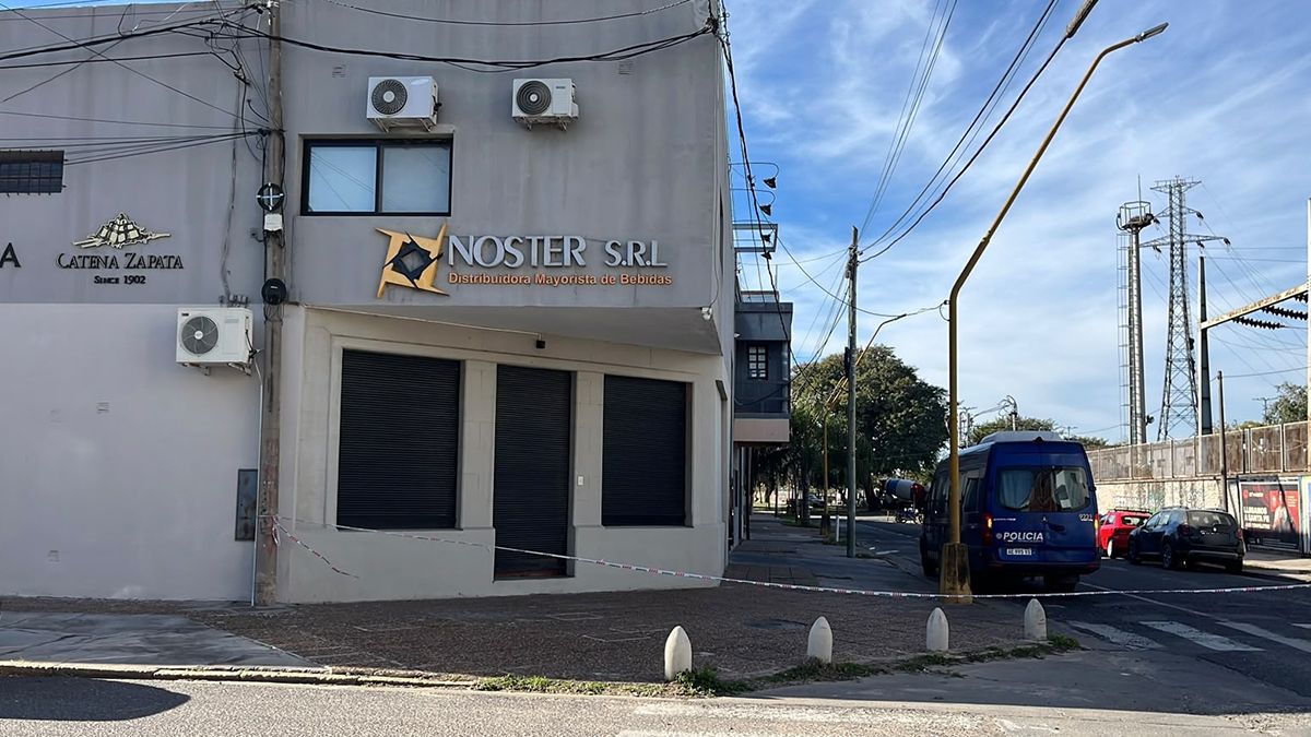 Según trascendió, los ladrones ingresaron por el techo de la empresa y fueron hasta donde se encontraba el dinero. Según trascendió, los ladrones ingresaron por el techo de la empresa y fueron hasta donde se encontraba el dinero.
