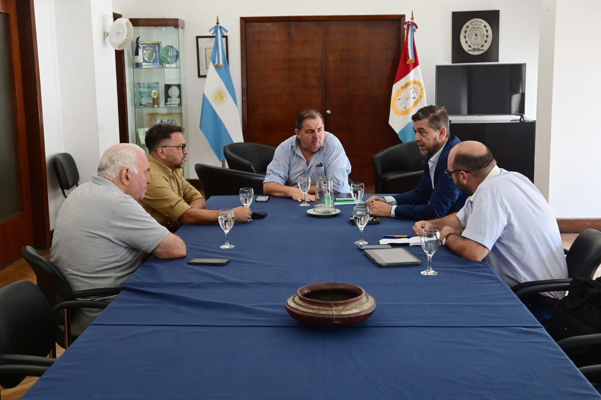 De la reunión participó el intendente de Santa Fe, Juan Pablo Poletti; el subsecretario de Gobierno, Control, Movilidad y Seguridad Ciudadana, Sebastián Mastropaolo; el subsecretario de Seguridad Vial y Tránsito, Raúl Hurani; Gerardo Ingaramo, titular de Autobuses Santa Fe y el presidente de ERSA, Roberto Albisu. De la reunión participó el intendente de Santa Fe, Juan Pablo Poletti; el subsecretario de Gobierno, Control, Movilidad y Seguridad Ciudadana, Sebastián Mastropaolo; el subsecretario de Seguridad Vial y Tránsito, Raúl Hurani; Gerardo Ingaramo, titular de Autobuses Santa Fe y el presidente de ERSA, Roberto Albisu.