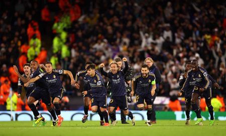 Los jugadores del Real Madrid celebran la victoria en la tanda de penales. Los jugadores del Real Madrid celebran la victoria en la tanda de penales.