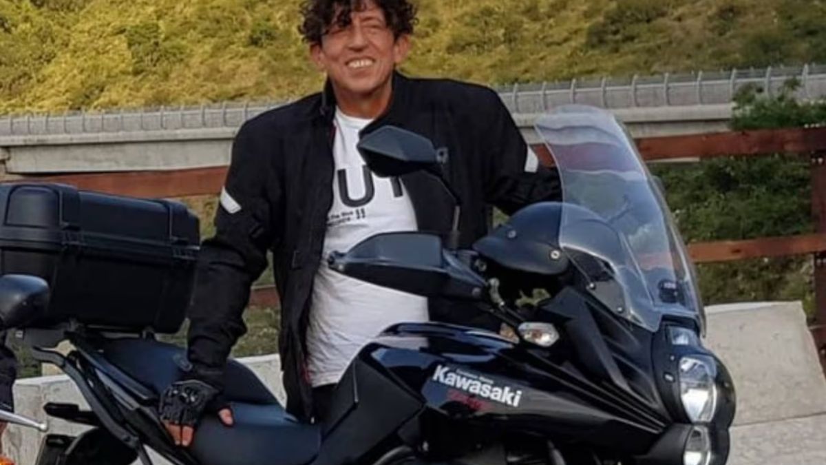 El actor Alejandro "Huevo" Müller junto a su moto. El actor Alejandro "Huevo" Müller junto a su moto.