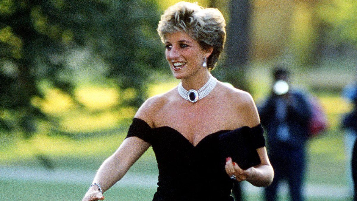 Ladi Di, con vestidos escotados rompiendo los protocolos de la realeza. 