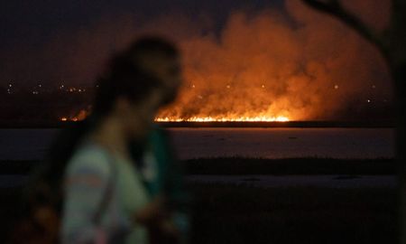 Desde la costanera, los santafesinos que aprovechaban la jornada al aire libre se convirtieron en testigos del incendio. Desde la costanera, los santafesinos que aprovechaban la jornada al aire libre se convirtieron en testigos del incendio.