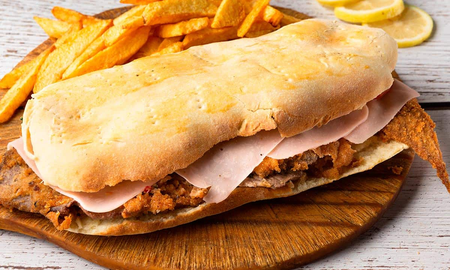 Pidieron 5 sándiwches de milanesa, les llegó un paquete extra y se emocionaron cuando lo abrieron
