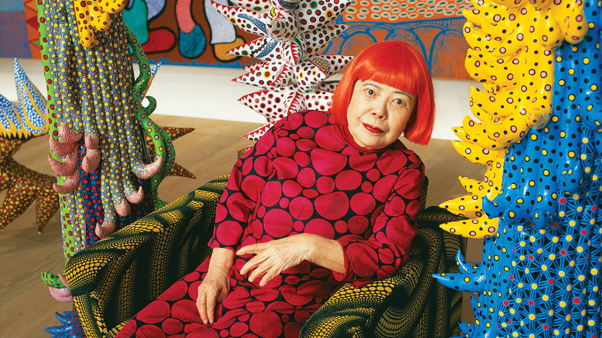 Yayoi Kusama, la icónica creadora japonesa de los lunares e instalaciones inmersivas, falleció a los 97 años.