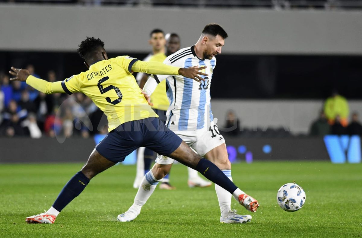 Lionel Messi frente a Ecuador por las Eliminatorias. Lionel Messi frente a Ecuador por las Eliminatorias.