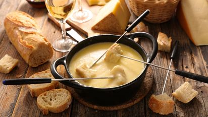 Cómo hacer fondue de queso en casa: la receta fácil para que salga cremosa y sin grumos