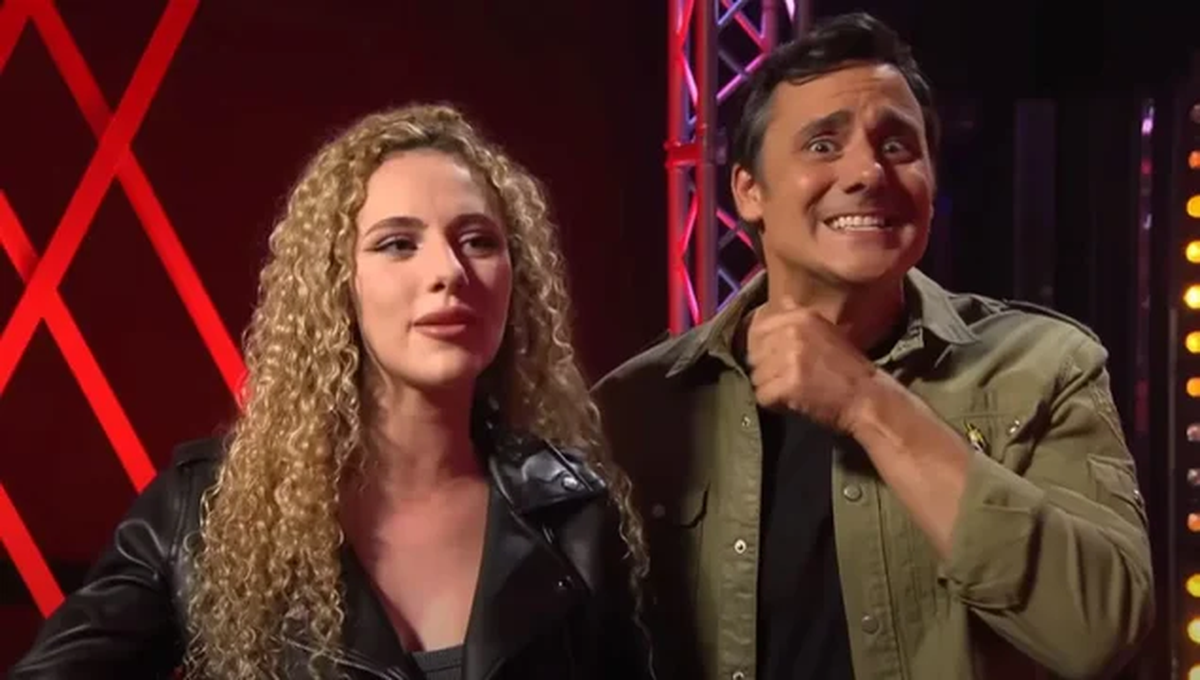 La novia de Oscar viendo como Lali piropeaba a su novio. La novia de Oscar viendo como Lali piropeaba a su novio.