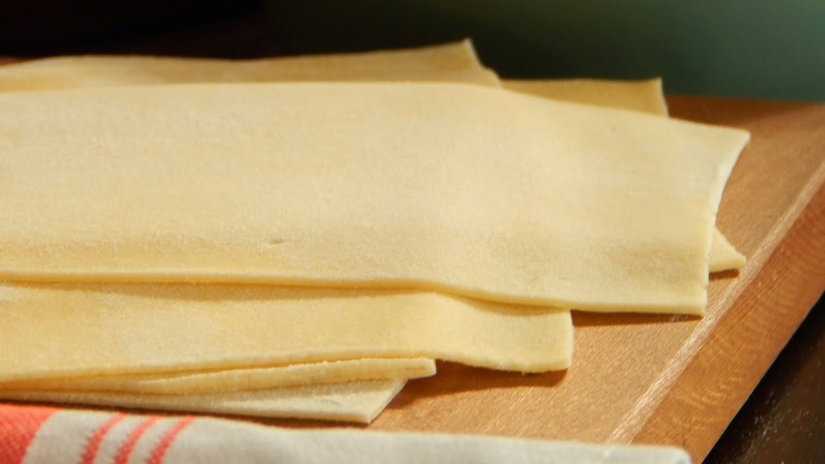 La masa de lasaña se puede hacer fácilmente en casa, con ingredientes sencillos de conseguir. La masa de lasaña se puede hacer fácilmente en casa, con ingredientes sencillos de conseguir.