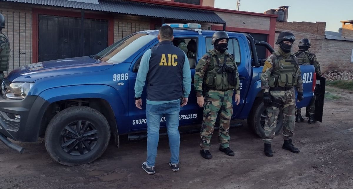 Policías de la AIC y de los grupos de asalto cuando fueron a buscar a Maldonado.
