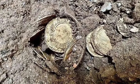 Reino Unido: remodelaban su cocina y descubrieron bajo el piso un recipiente lleno de monedas de oro Reino Unido: remodelaban su cocina y descubrieron bajo el piso un recipiente lleno de monedas de oro