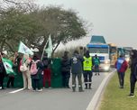 Por momentos, los cortes de tránsito en la Autopista Rosario - Santa Fe son en ambas manos. Por momentos, los cortes de tránsito en la Autopista Rosario - Santa Fe son en ambas manos.