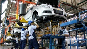 Luis Caputo defendió la apertura del mercado automotriz