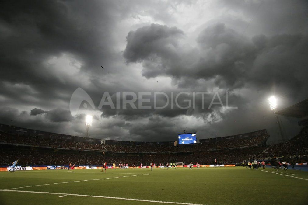 La tormenta fue protagonista del primer tiempo