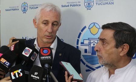 El secretario de Cooperación de Santa Fe, y coordinador del programa Objetivo Dengue, Cristian Cuhna, y el ministro de Salud de Tucumán, Luis Medina Ruiz, supervisaron el arribo a San Miguel de Tucumán de 40 mil repelentes El secretario de Cooperación de Santa Fe, y coordinador del programa Objetivo Dengue, Cristian Cuhna, y el ministro de Salud de Tucumán, Luis Medina Ruiz, supervisaron el arribo a San Miguel de Tucumán de 40 mil repelentes