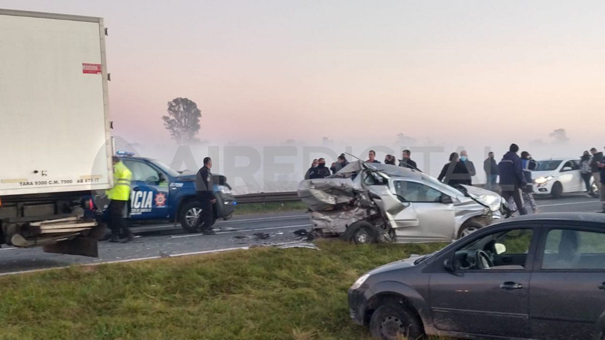 Participaron un patrullero de la policía de Seguridad vial, un Jaguar, un Ford Fiesta, un automóvil Chevrolet y un camión marca Volkswagen