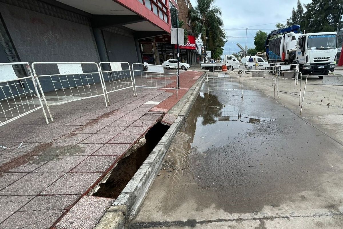 Aguas Santafesinas explicó que las altas lluvias afectaron al nuevo socavón en Unión.
