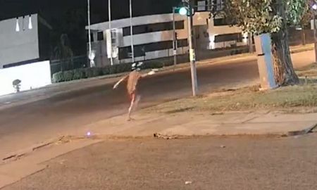 Esta madrugada, un joven pasó corriendo con un arma por el frente de la sede de Televisión Litoral y realizó un disparo. Esta madrugada, un joven pasó corriendo con un arma por el frente de la sede de Televisión Litoral y realizó un disparo.