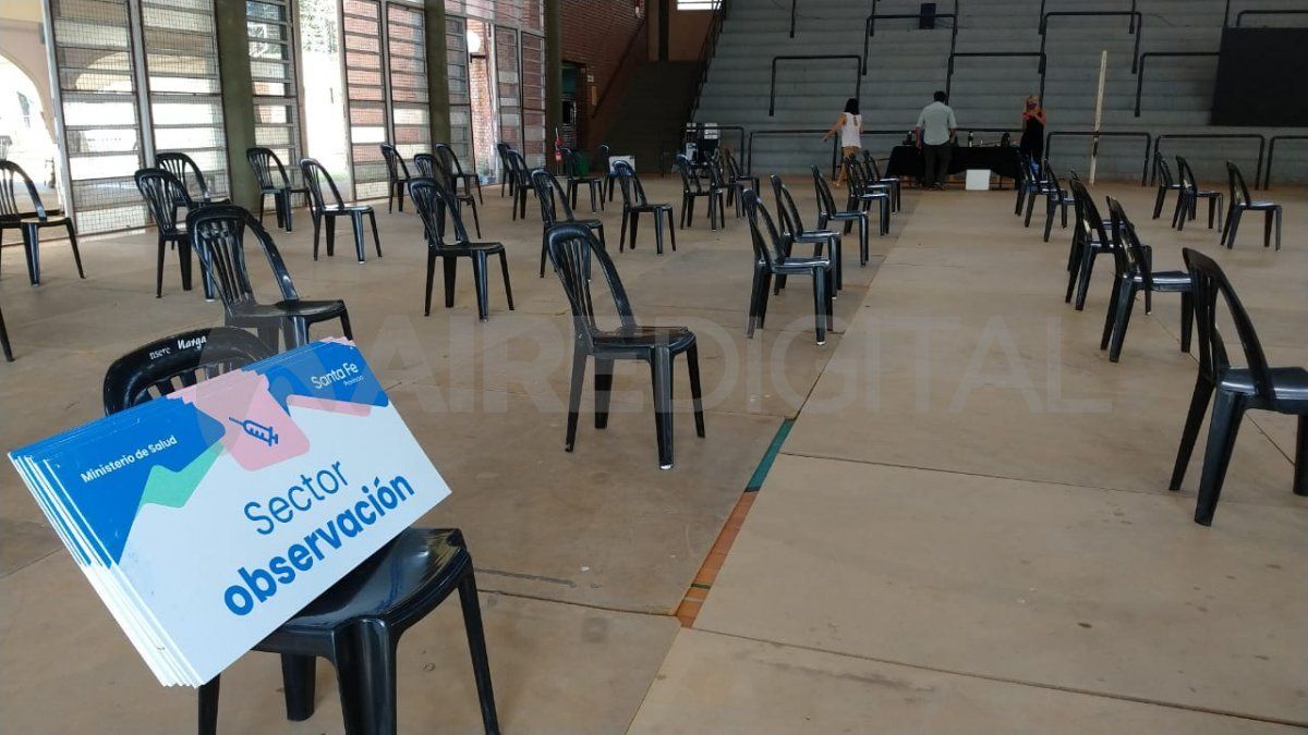 El Centro de Educación Física N° 29 se acondicionó para la vacunación de docentes en la ciudad de Santa Fe.