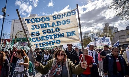 Santa Fe tiene más de 487.000 jubilados nacionales y se estima que perderán más de $448.000 millones en los 12 meses venideros. Santa Fe tiene más de 487.000 jubilados nacionales y se estima que perderán más de $448.000 millones en los 12 meses venideros.