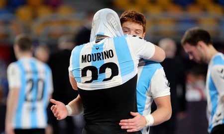 Argentina cayó 26-25 ante Qatar y quedó al borde de la eliminación del Mundial de Egipto 2021. Argentina cayó 26-25 ante Qatar y quedó al borde de la eliminación del Mundial de Egipto 2021.
