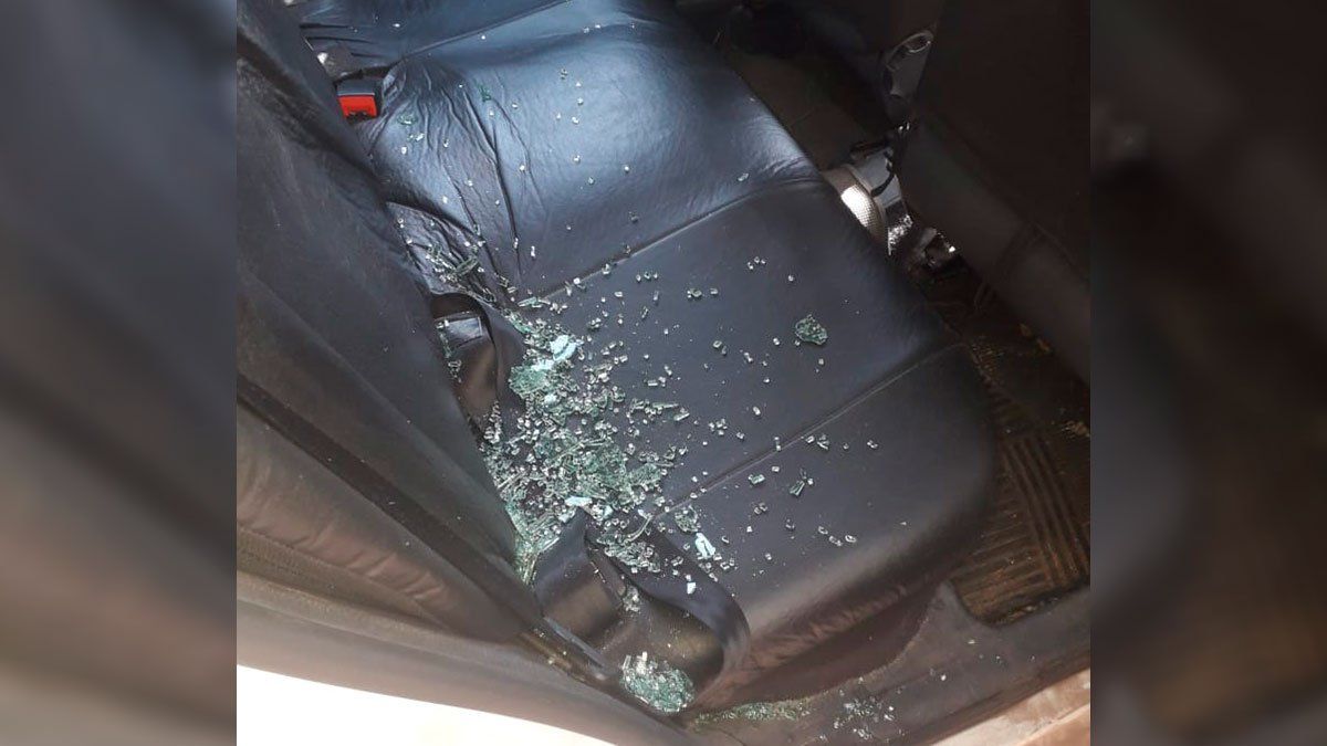 Así quedaron los restos de vidrio esparcidos en el interior del auto.