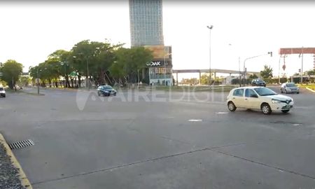 Los autos cruzan por la calle rápidamente para no chocar con otros, lo que aumenta aún más el peligro en Alem y Belgrano. Los autos cruzan por la calle rápidamente para no chocar con otros, lo que aumenta aún más el peligro en Alem y Belgrano.