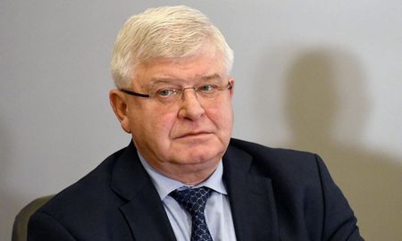 El ministro de Salud de Bulgaria, Kiril Ananiev, echó para atrás la posibilidad de que los espectáculos deportivos se desarrollen con público. El ministro de Salud de Bulgaria, Kiril Ananiev, echó para atrás la posibilidad de que los espectáculos deportivos se desarrollen con público.