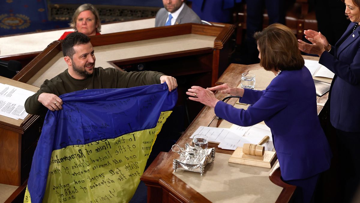 Zelenski desplegó una bandera de su país al acabar su discurso, y la colocó detrás de él y delante de la vicepresidenta de EE.UU. y de la presidenta de la Cámara de Representantes, para concluir deseando una feliz navidad y un “feliz y victorioso año nuevo”.